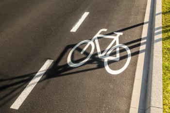 Von einer Straße mit Farbe abgetrennter Radweg und aufgebrachtem Fahrradsymbol