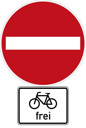 Schild: Verbot der Einfahrt mit Zusatzschild „Radfahrer frei“