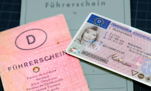 Drei Führerschein-Generation: grauer Führerschein, rosa Führerschein und EU-Kartenführerschein